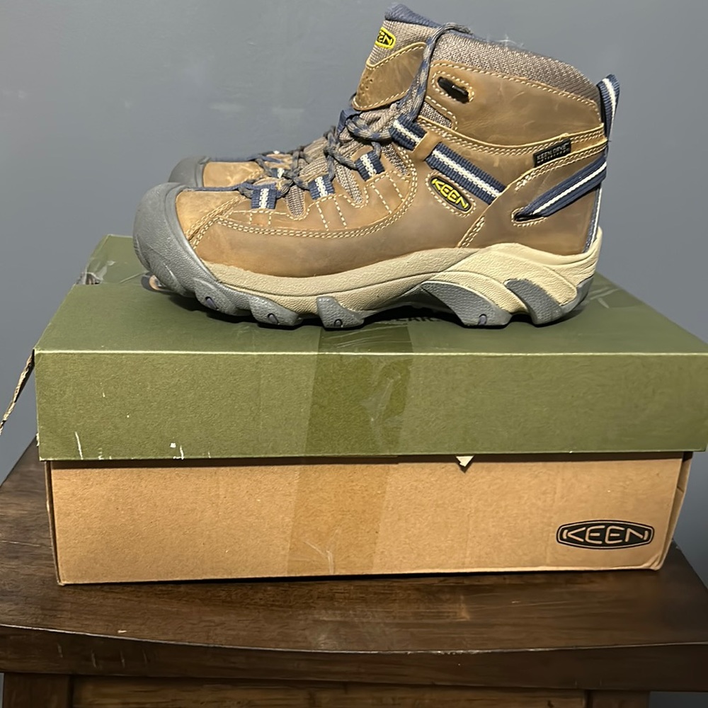 Nearly new Keen hiking boots